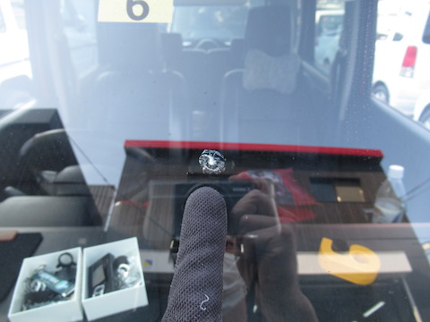 フロントガラス割れは交換ではなく修理でお得に解決！車検も合格！！