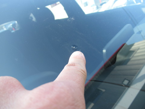 それは汚れじゃない！フロントガラスがヒビ割れしています！