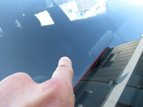 それは汚れじゃない！フロントガラスがヒビ割れしています！