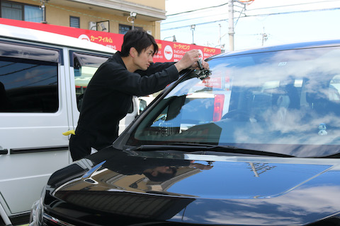 飛び石で500円玉超えた大きなヒビ割れもウインドリペアで直します！