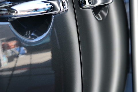 ドアエッジの折れ曲がりもデントリペアで即時修理！