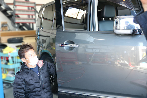 ドアエッジの折れ曲がりもデントリペアで即時修理！