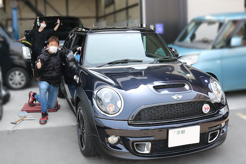 ドアパンチは意外とへこんでいます！狭い駐車場で乗り降りに気をつけてください。