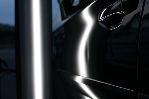 ヘコミを裏から押し出すデントリペア