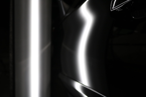 ヘコミを裏から押し出すデントリペアで塗装しない修理方法！