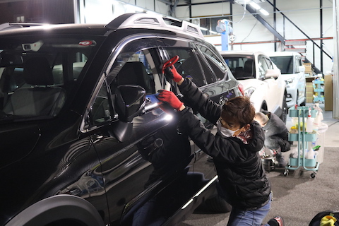 ヘコミを裏から押し出すデントリペアで塗装しない修理方法！