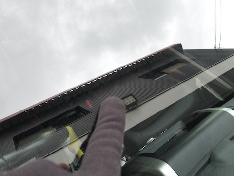 フロントガラス飛び石傷の修理は見た目も大事！