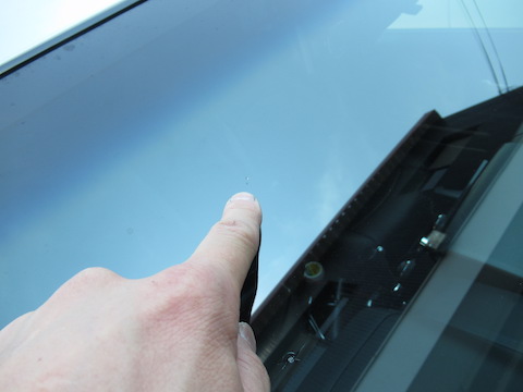 フロントガラスの飛び石修理、3カ所直しても交換よりお得！