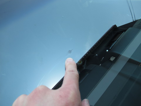 フロントガラスの飛び石修理、3カ所直しても交換よりお得！