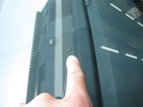 フロントガラスの飛び石修理、3カ所直しても交換よりお得！