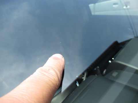 フロントガラスの飛び石修理、3カ所直しても交換よりお得！