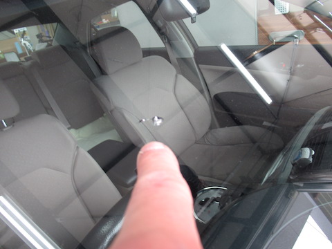 2個ならんだ飛び石の傷、ウインドリペアで修理が可能です！