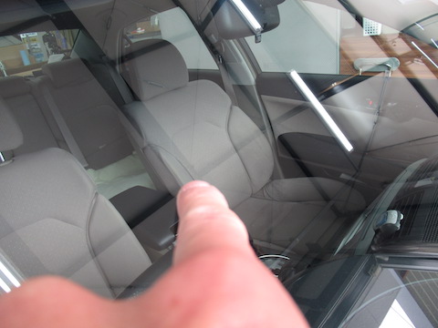 2個ならんだ飛び石の傷、ウインドリペアで修理が可能です！