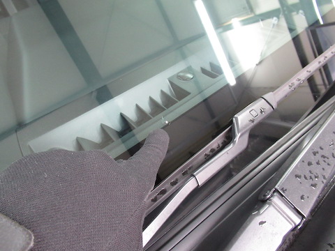 キャンピングカーは飛び石リスク！割れたらウインドリペアをオススメします！