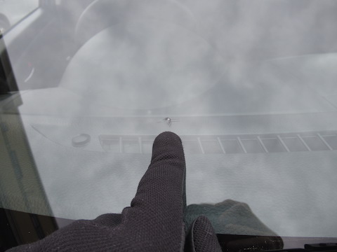 フロントガラスのヒビ割れ傷の修理、DIYでヒビが伸びる事もあります！