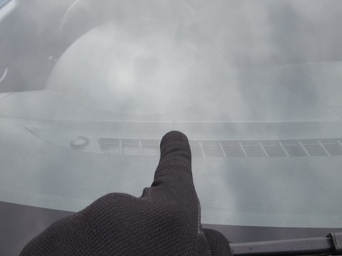 フロントガラスのヒビ割れ傷の修理、DIYでヒビが伸びる事もあります！