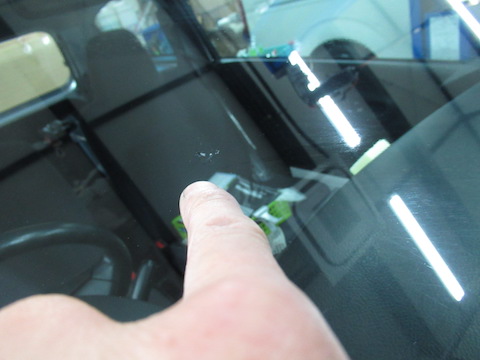 車検でご入庫のお車、フロントガラスにヒビ割れ発見！修理して車検に合格！