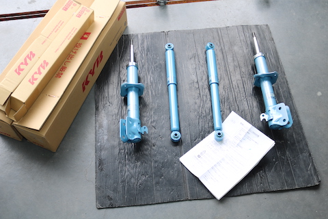 車の走る・曲がる・止まるを改善する為にショックアブソーバー交換！