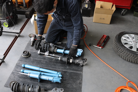 車の走る・曲がる・止まるを改善する為にショックアブソーバー交換！