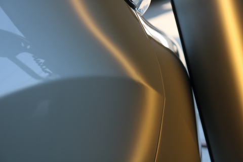 プレスラインが大きく潰れたヘコミでも、元の形に復元出来るデントリペア！