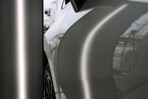 車のドアの大きなヘコミもデントリペアで即時修理！