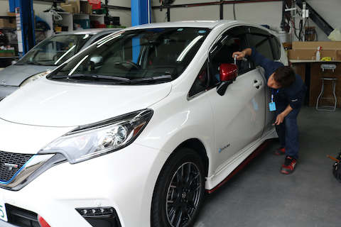 車のドアの大きなヘコミもデントリペアで即時修理！