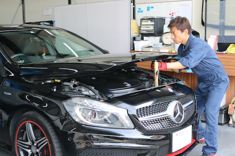 ボンネットのヘコミも裏から押し出して直すデントリペアで修理！