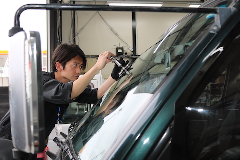 キャンピングカーは飛び石リスク！割れたらウインドリペアをオススメします！