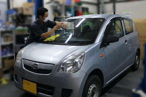 車検でご入庫のお車、フロントガラスにヒビ割れ発見！修理して車検に合格！