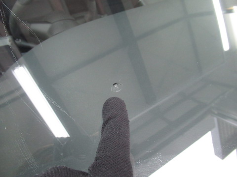 フロントガラスは熱でヒビが伸びるリスクが上がります！割れを見つけたら直ぐに修理してください！