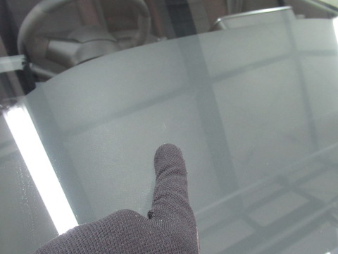 フロントガラスは熱でヒビが伸びるリスクが上がります！割れを見つけたら直ぐに修理してください！