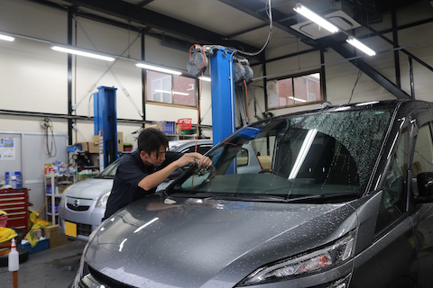 フロントガラスは熱でヒビが伸びるリスクが上がります！割れを見つけたら直ぐに修理してください！