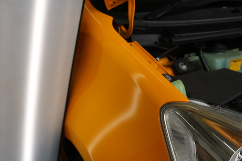 小さなエクボ以外に、深くて大きなヘコミもデントリペアで即時解決！