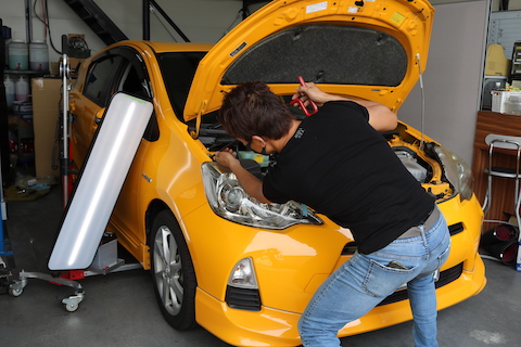 小さなエクボ以外に、深くて大きなヘコミもデントリペアで即時解決！