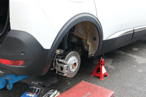 新車のヘコミ修理でデントリペア、ついでにオイル交換も可能です！