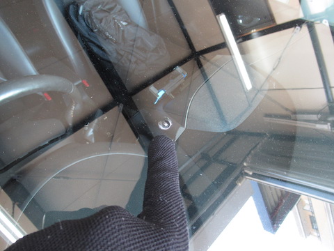 いろいろ出費を抑えたい時期、フロントガラス修理はウインドリペアで解決！