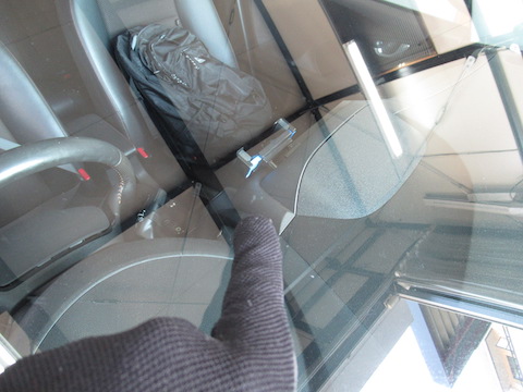 いろいろ出費を抑えたい時期、フロントガラス修理はウインドリペアで解決！