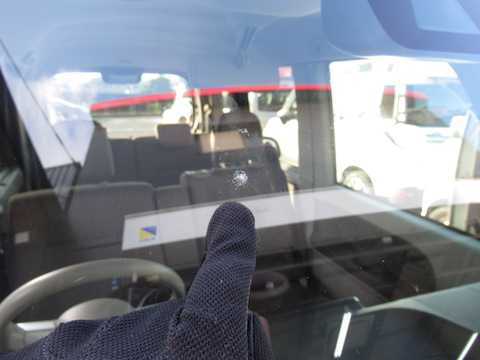 フロントガラスに大きなヒビ割れ！500円玉超えても直してます！