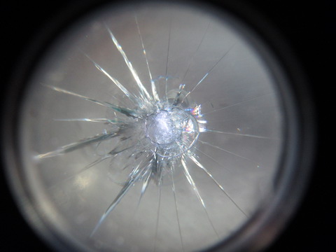 フロントガラスに大きなヒビ割れ！500円玉超えても直してます！