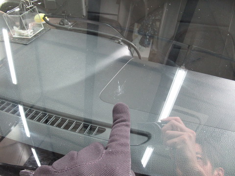 大阪に出張でフロントガラスヒビ割れ修理お任せください。当日施工します！