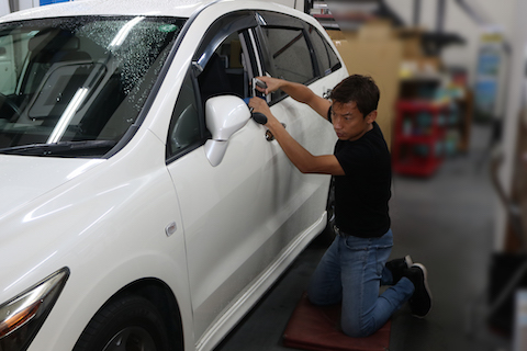 車のヘコミ修理、2個目から半額になるデントリペアがおすすめ