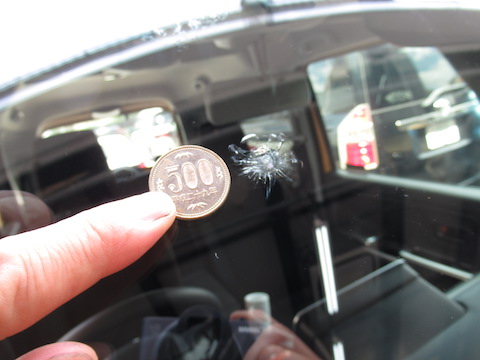 修理可能な範囲を超えたフロントガラスのヒビ割れを直します！