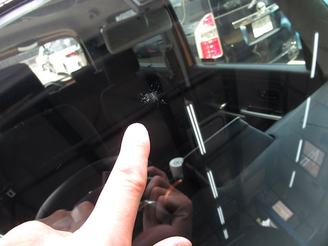 修理可能な範囲を超えたフロントガラスのヒビ割れを直します！