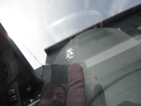 輸入車のフロントガラス交換は20万円を超えます！だから、過酷なヒビ割れでも直します！