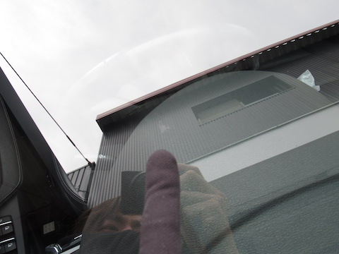 輸入車のフロントガラス交換は20万円を超えます！だから、過酷なヒビ割れでも直します！
