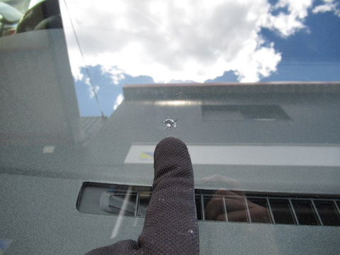 フロントガラスに取れない汚れ、もしかしてヒビ割れかも？！