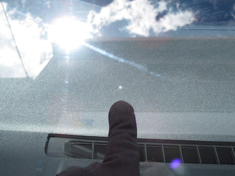 フロントガラスに取れない汚れ、もしかしてヒビ割れかも？！