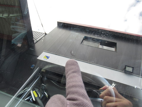 フロントガラスのヒビ割れは緊急事態！早急に修理します！