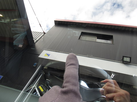 フロントガラスのヒビ割れは緊急事態！早急に修理します！