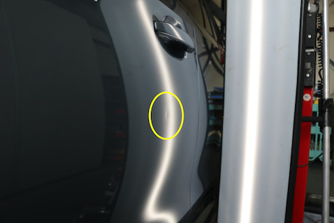 ドアの裏に補強が邪魔しても、色んなデントリペア工具でヘコミ修理を可能にします！